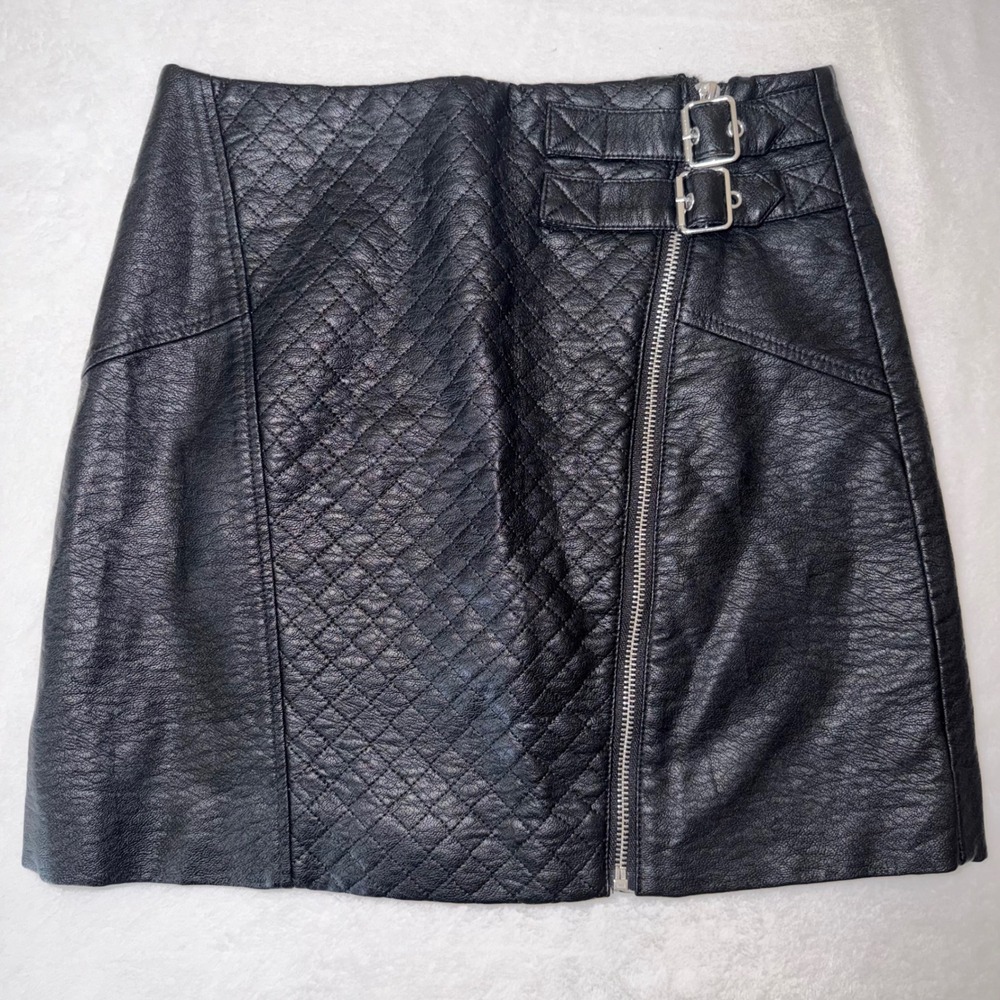 HM Divided Black Faux Leather Quilted Moto Mini Skirt Buckle Zip Front Size 6